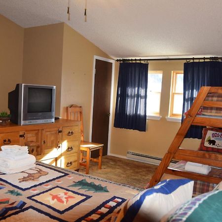 Claim Jumper Townhouse 16 - On The River - Across From The Fishing Ponds - In Town - Near The Ski Area - Fireplace - Wifi - Sate Red River Exteriör bild