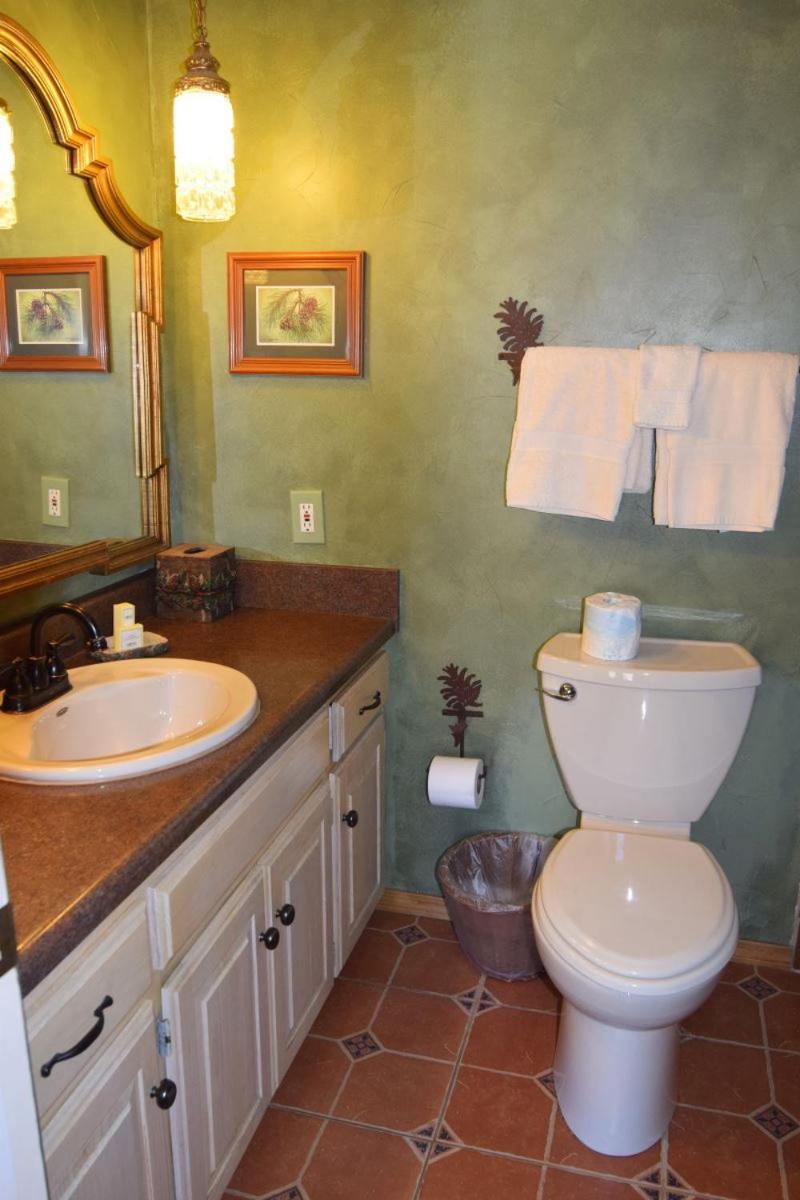 Claim Jumper Townhouse 16 - On The River - Across From The Fishing Ponds - In Town - Near The Ski Area - Fireplace - Wifi - Sate Red River Exteriör bild