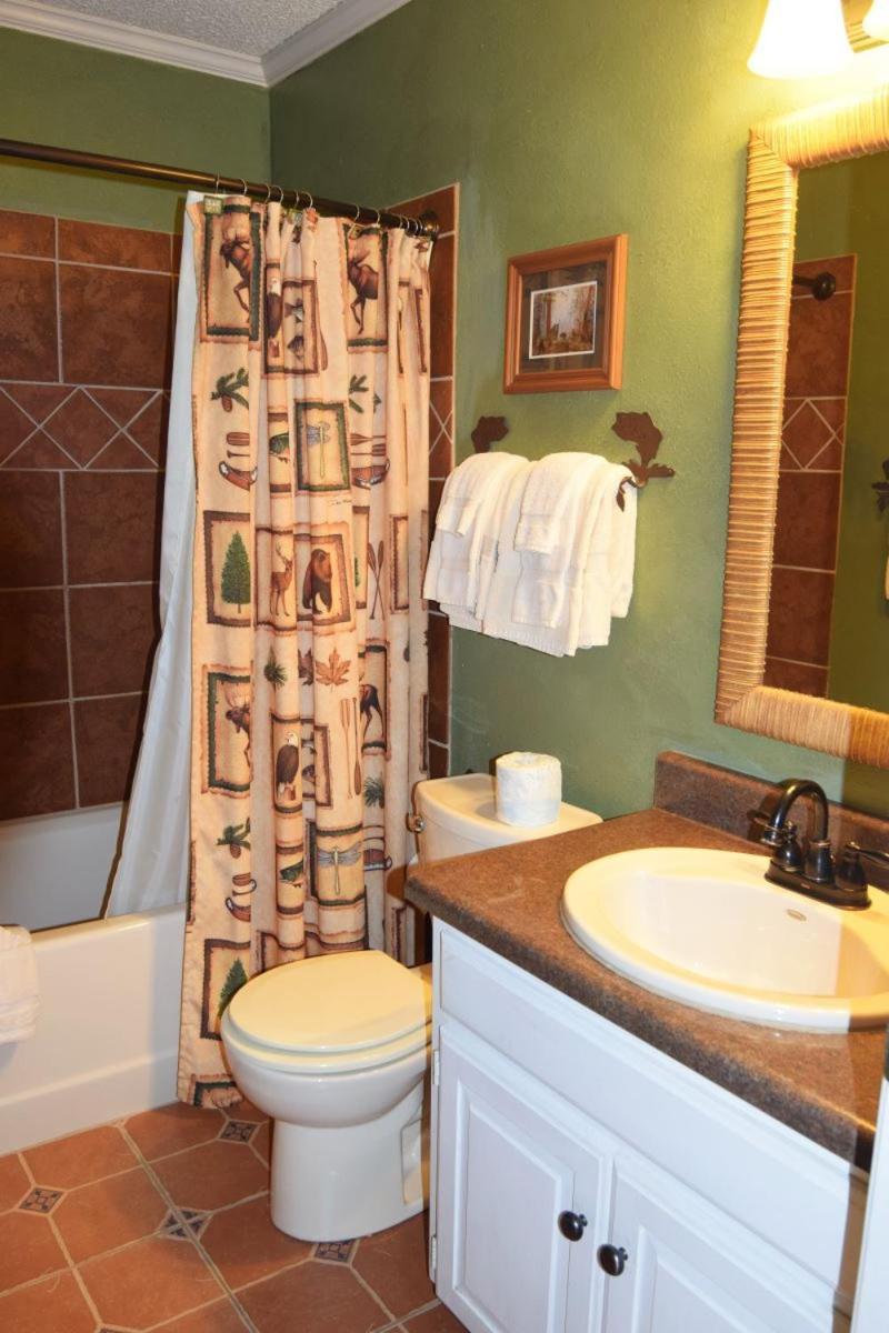 Claim Jumper Townhouse 16 - On The River - Across From The Fishing Ponds - In Town - Near The Ski Area - Fireplace - Wifi - Sate Red River Exteriör bild