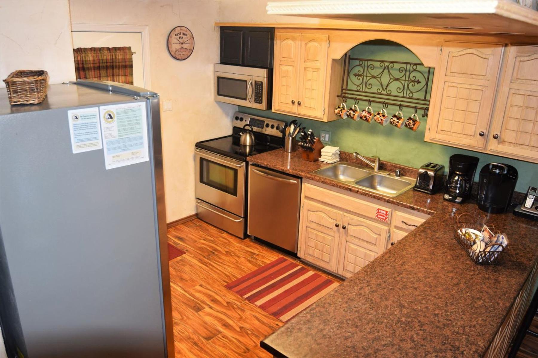 Claim Jumper Townhouse 16 - On The River - Across From The Fishing Ponds - In Town - Near The Ski Area - Fireplace - Wifi - Sate Red River Exteriör bild